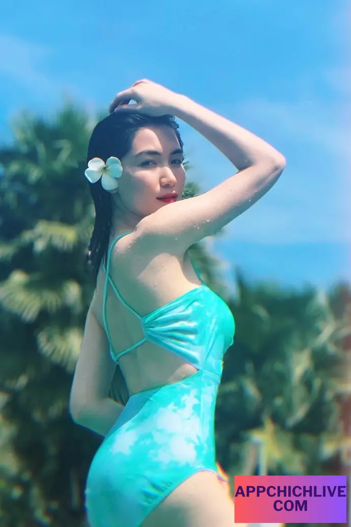 Ca Sĩ Hòa Minzy Đốt Mắt Fan Khi Diện Bikini Hình 9