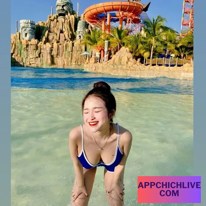 Hotgirl Phan Thị Bảo Trân Mặc Bikini Mỏng Hình 2